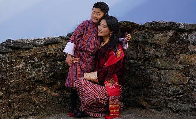 不丹王室的全家福最新出炉！王后穿棉服御寒，1岁小王子长得像她 - 13