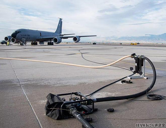 美国陆军空军“热车加油”演练 C-130运输机直接为M1坦克补充燃料 - 5