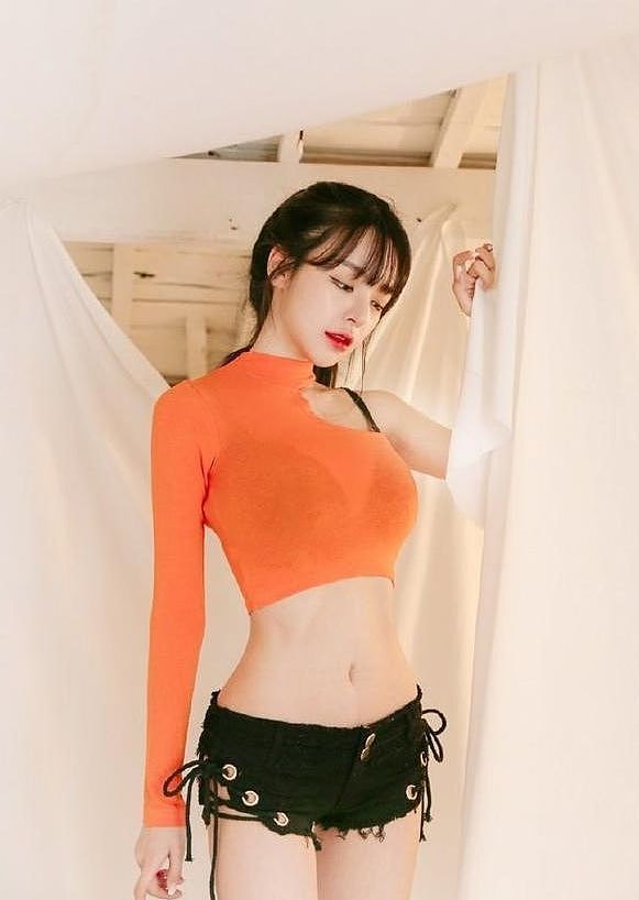 韩国模特新写真，橘色的上衣搭配超短短裤，网友：短裤也太短了 - 2