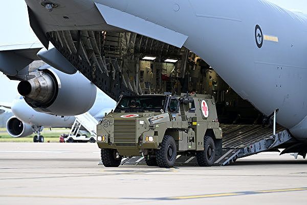 援助乌军 澳洲运送20辆“野外征服者”装甲车 通过C-17货机运输 - 1