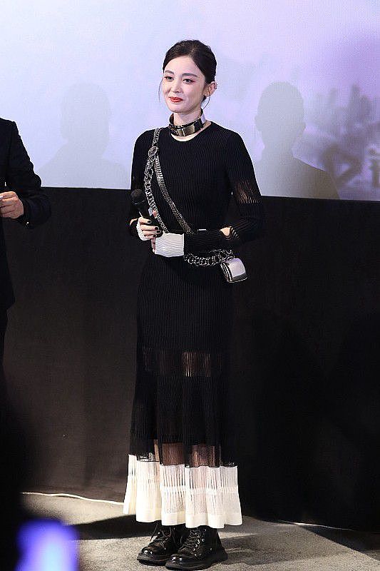 古力娜扎穿着很“独特”，设计感黑裙个性新潮，有种甜酷感，超美 - 6