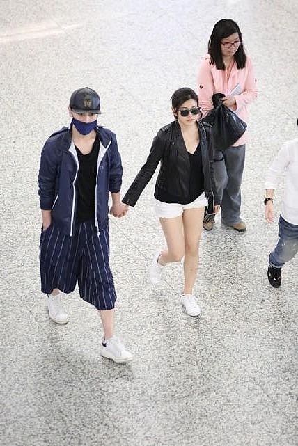 陈妍希和老公牵手同框，穿热裤秀长腿，上身搭配可挺保暖的 - 2