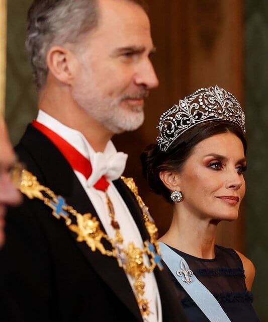 西班牙王后穿HM亮相国宴太寒碜？蓝色蛋糕裙超美，手臂肌肉太吸睛 - 3
