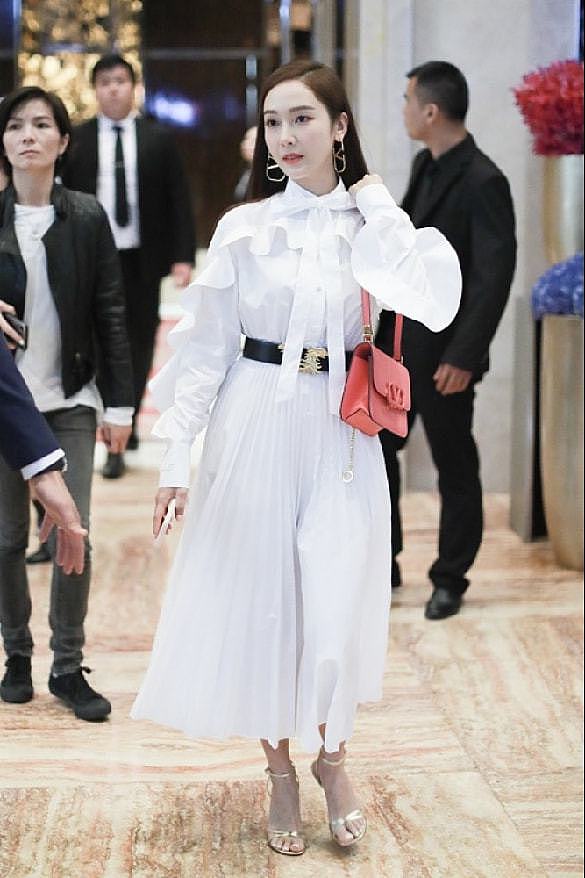 33岁的郑秀妍气场真强大，穿白裙凹造型变御姐，不笑的时候好冷艳 - 5