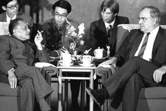 邓小平在主席台吸烟，女演员递纸条提醒：小平同志，请不要吸烟 - 3