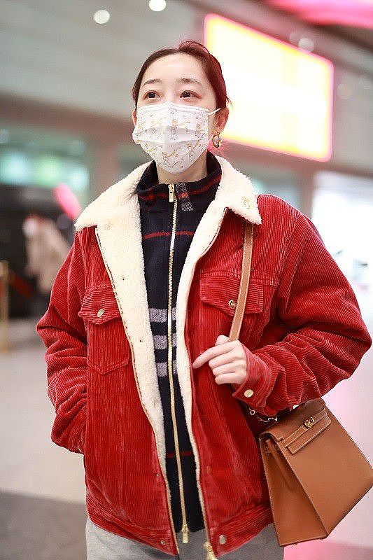 蒋梦婕素颜现身机场，身穿红色灯芯绒外套喜庆优雅，看着好低调 - 5
