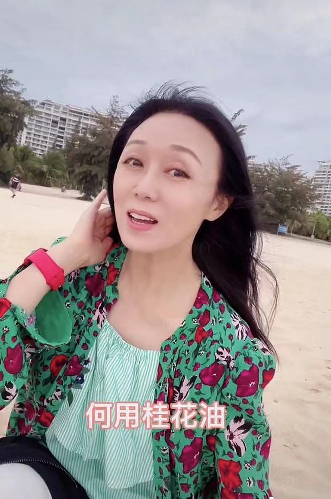 60岁吴琼晒照意外遭网暴！穿红戴绿在海边开心歌舞，被批不合时宜 - 3