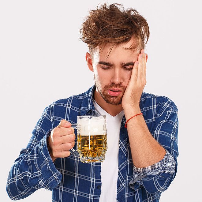 以为不喝大酒就不伤身了？3万多人研究显示，常喝小酒大脑会衰老 - 3