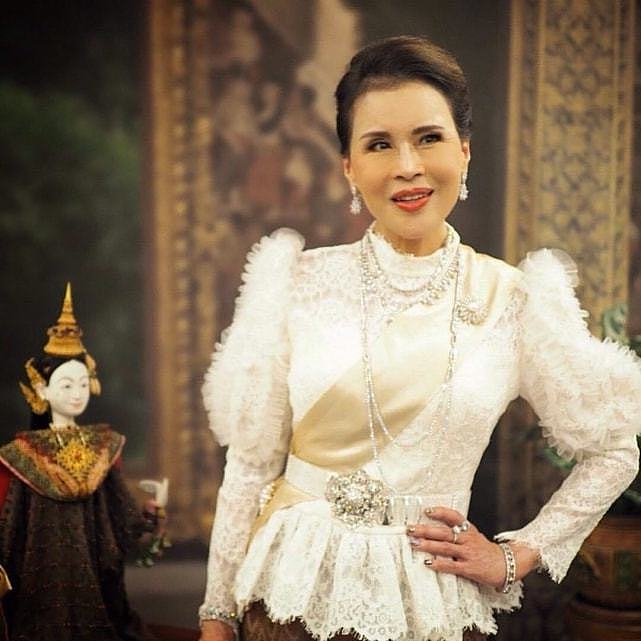 泰国乌汶叻公主竟是学人精！效仿诗妮娜戴鲜花，粉白配嫩出新高度 - 12