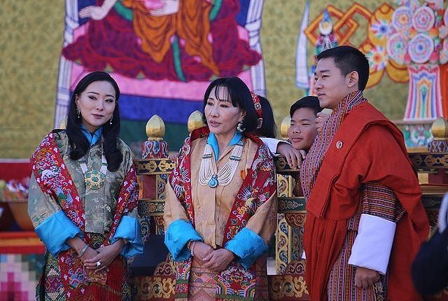 不丹王室齐亮相庆祝国庆！4位王母穿得比王后还艳，公主们颜值高 - 11