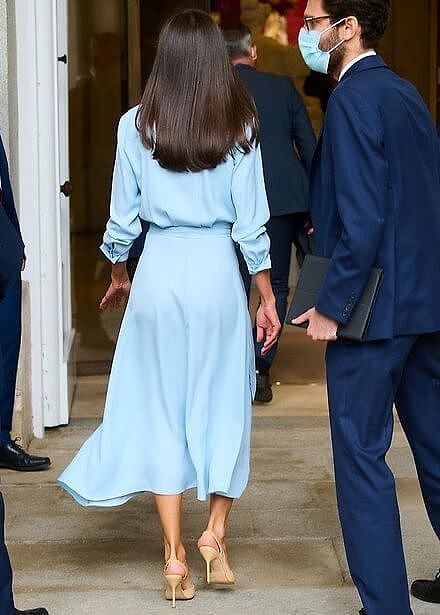 48岁西班牙王后衣品回春！穿天蓝色衬衫裙气质温婉，撑伞照美如画 - 8