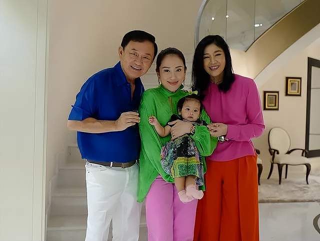 前泰国总理英拉难得高调！粉嫩宫廷风造型好美，唇红齿白哪像55岁 - 6