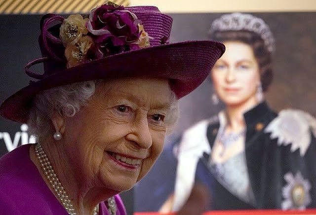 95岁英国女王确诊新冠，难怪老太太最新亮相好虚弱，佝偻着好瘦 - 9