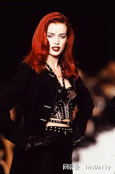 她被称90年代Grunge女王，一头红发惊艳时尚界，巅峰却退圈种菜… - 1