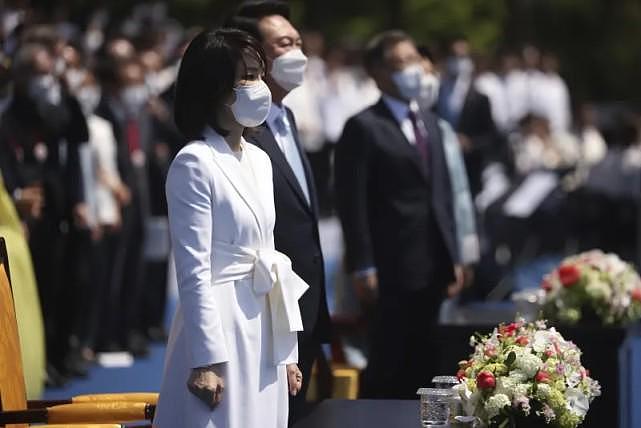 韩国新总统就职典礼！49岁新第一夫人穿白裙亮相，一出场就惊艳 - 6