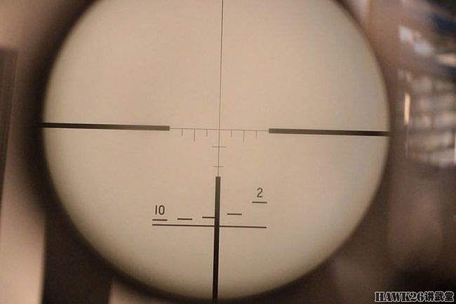日本古董枪店展示以色列伽利尔狙击步枪 店员对比与普通型的区别 - 6