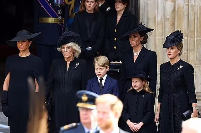 最受女王宠爱的儿媳，一改低调，穿着加急赶制的礼服参加女王葬礼 - 10