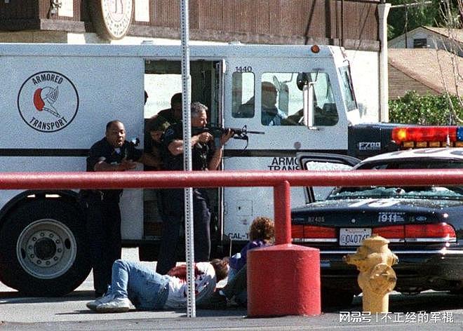 北好莱坞枪战：悍匪使用五六冲抢劫银行，美警紧急采购步枪 - 12