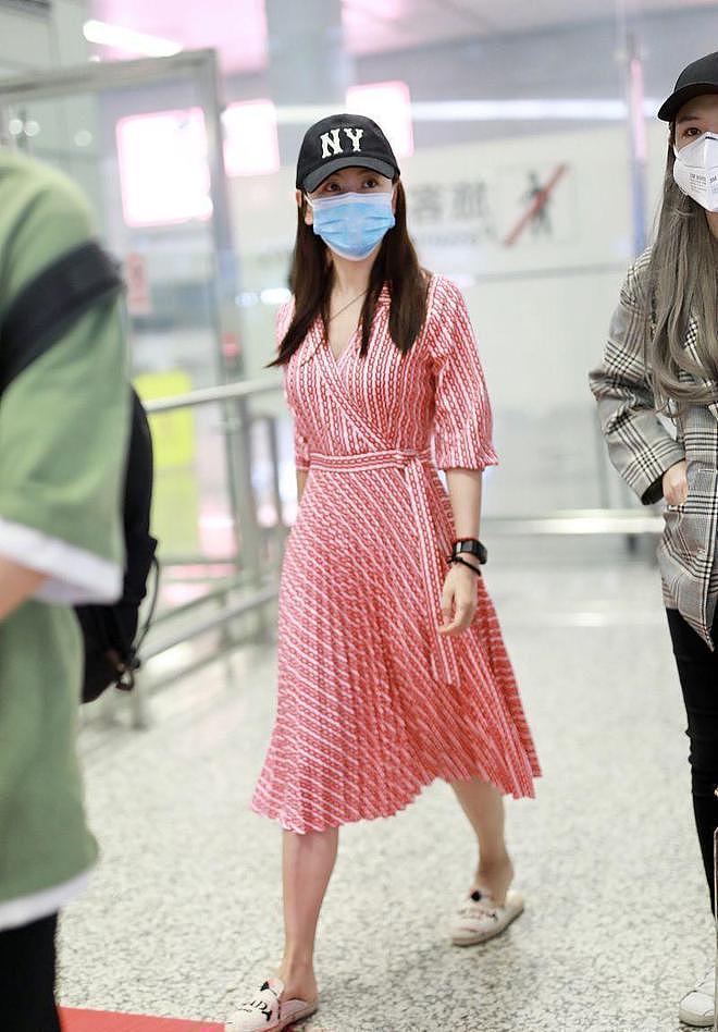 杨蓉的身上没有中年感，40岁穿长裙好似20+，贵气感太足了 - 16