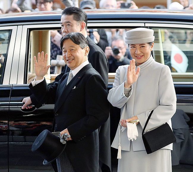 日本皇后气质很优雅， 虽然上了年纪了，穿的成熟却不显老 - 1