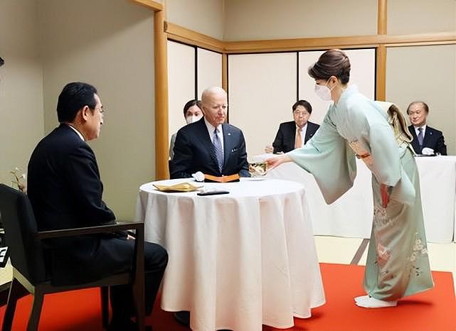 日本首相夫妇欢迎拜登！夫人穿和服亮相，亲自给拜登泡茶太贤惠了 - 1