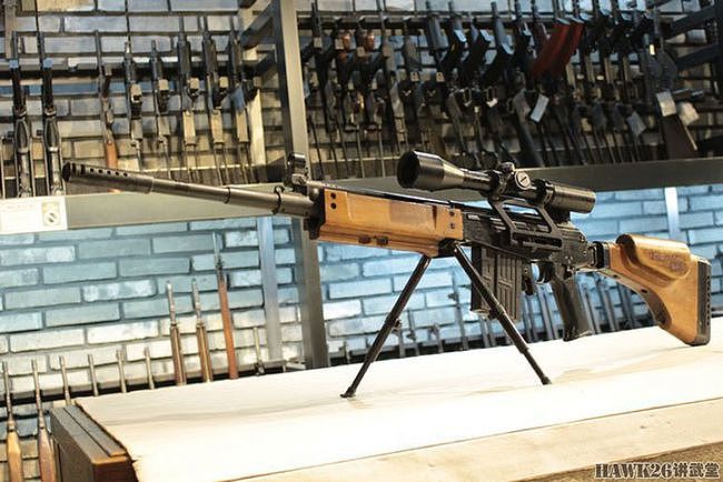 日本古董枪店展示以色列伽利尔狙击步枪 店员对比与普通型的区别 - 1