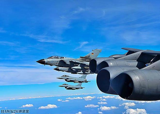 美军两架B-52H飞越欧洲大陆 与多国战机联合训练 展示战略威慑力 - 8