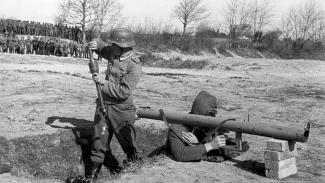 德军的这种反坦克火箭筒为何要戴防毒面具和钢盔才能发射？ - 3