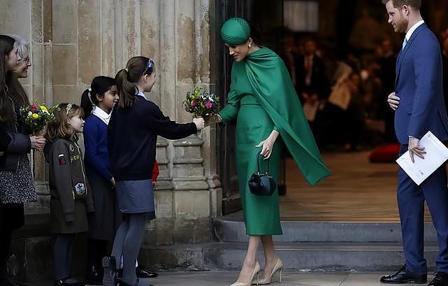 凯特终于发力了！穿6千多的绿裙亮相换风格，可惜输给梅根的战袍 - 11