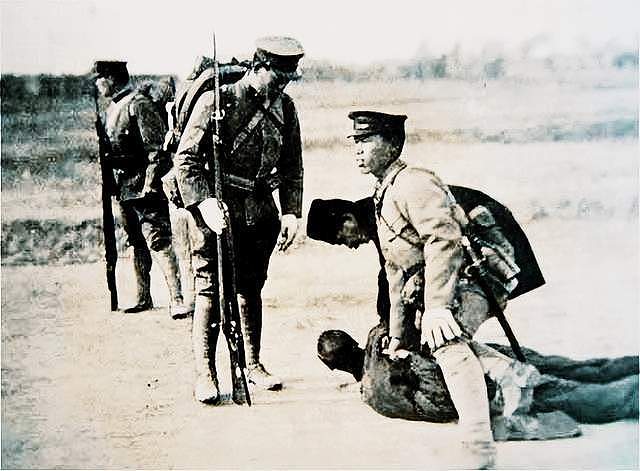 1936年，日军小队下乡扫荡，一个农民遭遇了悲惨的一天 - 5