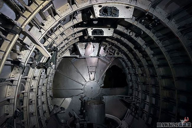 钻进图-16轰炸机 乌克兰博主冒险进入纪念碑 探索神秘的内部结构 - 23