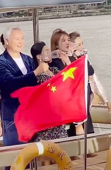 张庭夫妇包游艇游黄浦江，61岁林瑞阳当众热舞，搂模特走秀兴致高 - 13