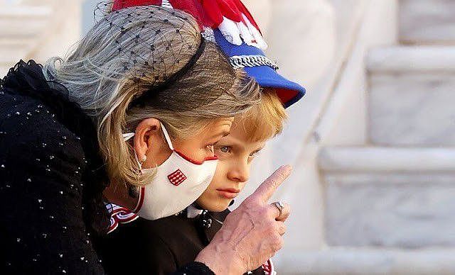 摩纳哥王妃缺席国庆盛典！6岁公主粉配白萌度爆表，精致似瓷娃娃 - 9
