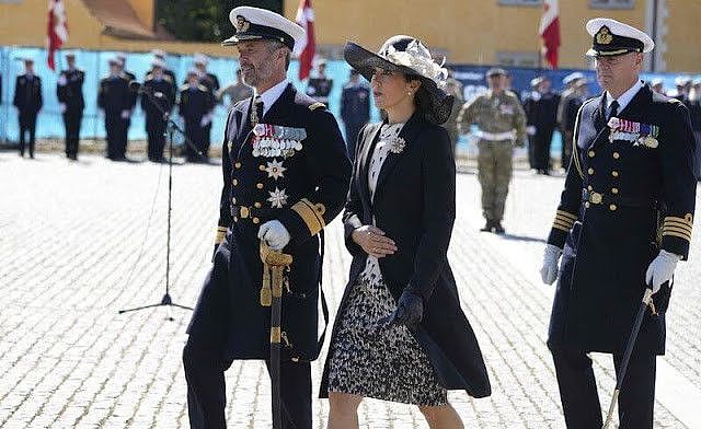 49岁丹麦王妃盛装亮相太好看了！黑白配尽显高贵，比凯特都显年轻 - 4