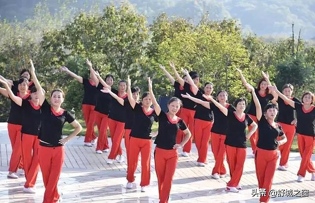 安徽舒城祝福祖国出新意：一群美女跑到山顶上跳舞 - 7