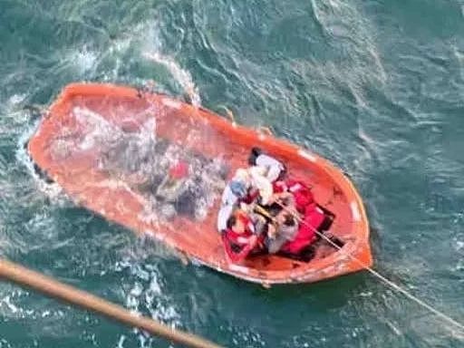 山东烟台海域一货船沉没致14人遇险，船员漂流2小时冻到全身发抖 - 2