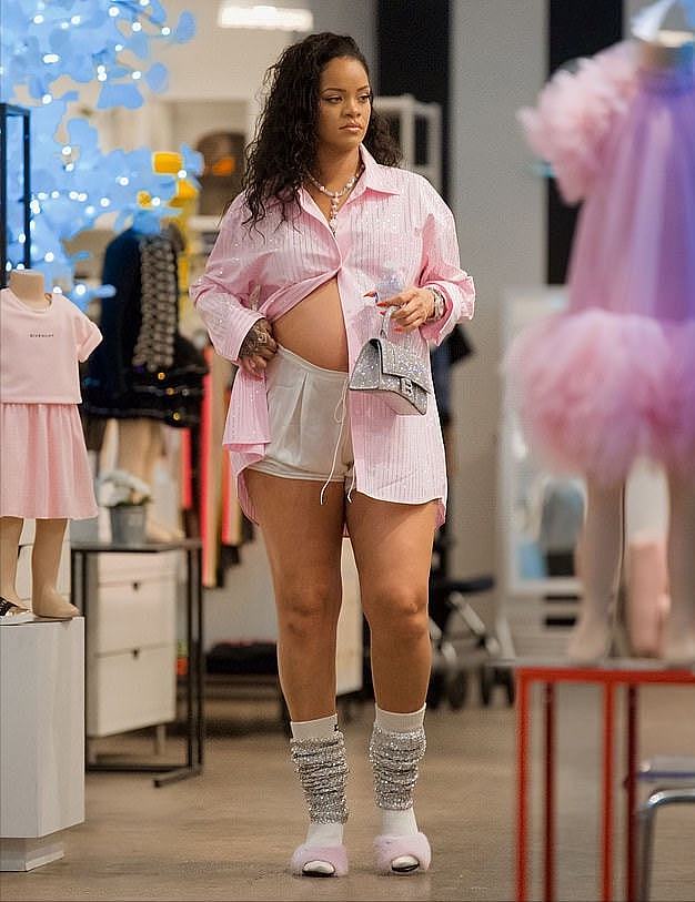 蕾哈娜挺9个月孕肚买婴儿用品！衬衫只系一粒扣露肚皮，腿浮肿了 - 2