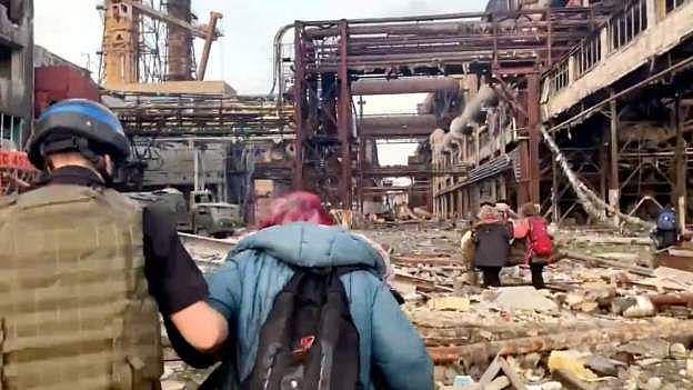 乌钢铁厂平民撤离 俄军恢复轰炸 “当掩体摇晃时 我歇斯底里” - 1