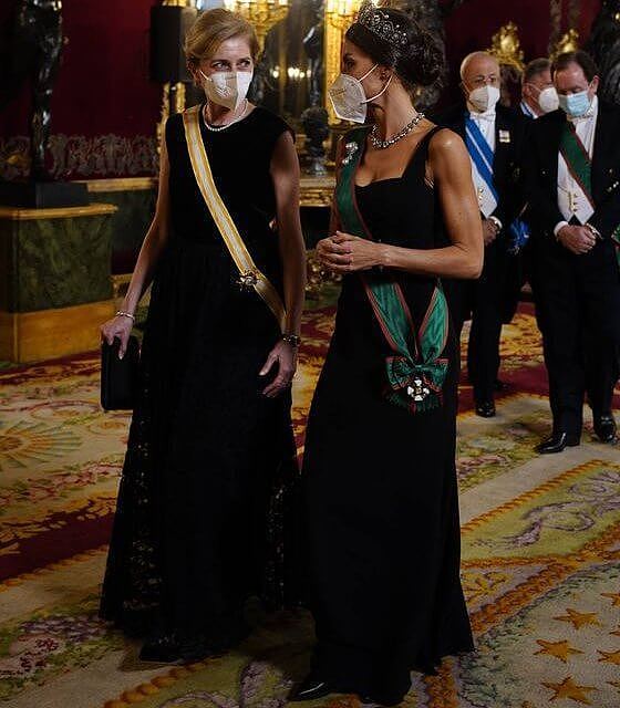 西班牙王室举行国宴！莱后黑裙配奢华皇冠太美，大颗钻石项链耀眼 - 5