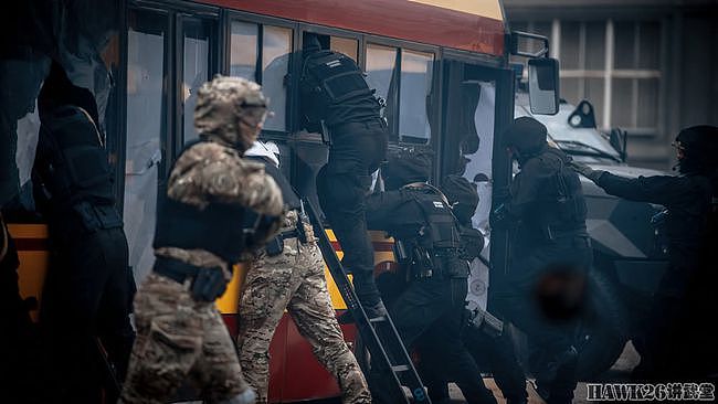 直击：波兰宪兵特别行动部队解救人质演习 霰弹枪破窗 冲上公交车 - 12
