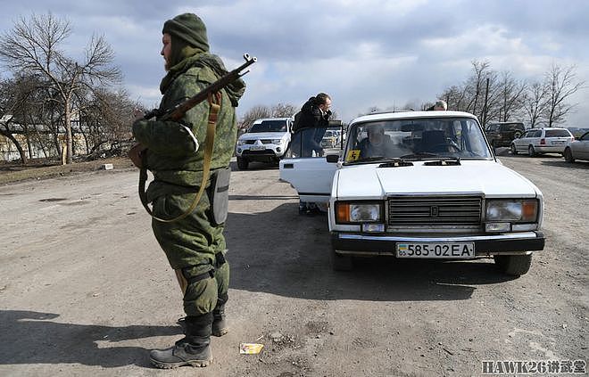 战地报道：顿涅茨克民兵肩扛莫辛-纳甘狙击步枪 检查乌克兰难民 - 10