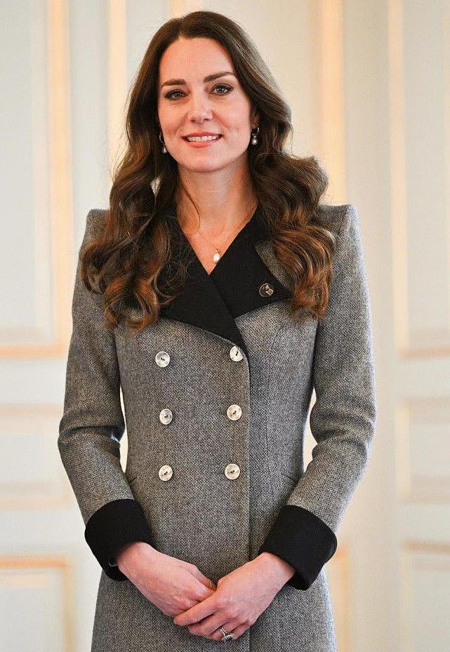 50岁丹麦王妃轻装上阵！黑白配尽显高贵，看不出比凯特王妃大10岁 - 14
