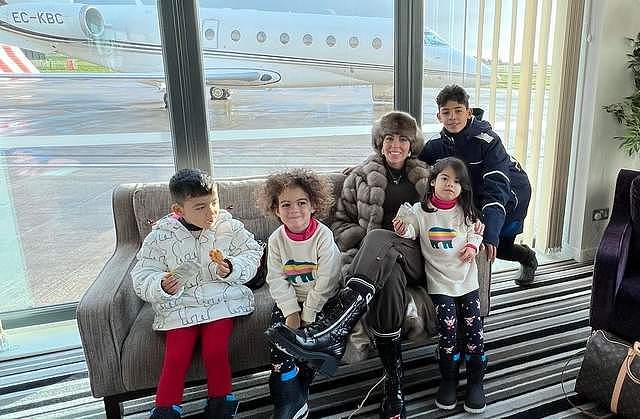 有钱真好!C罗女友带4个孩子去北极过圣诞节,私人飞机上晒貂皮大衣 - 3