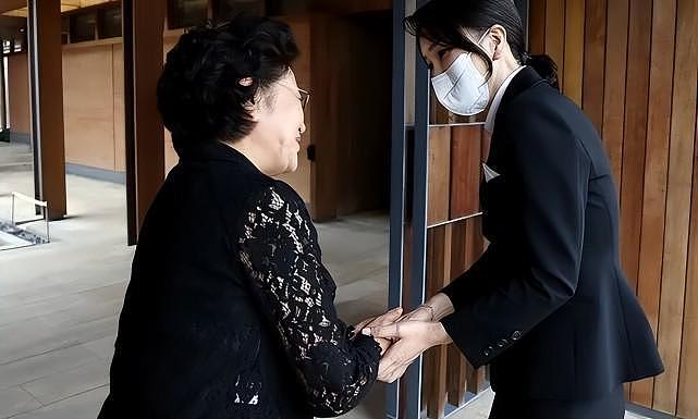 83岁前韩国第一夫人气场真强！穿黑裙高调亮相，脸竟比金建希自然 - 6