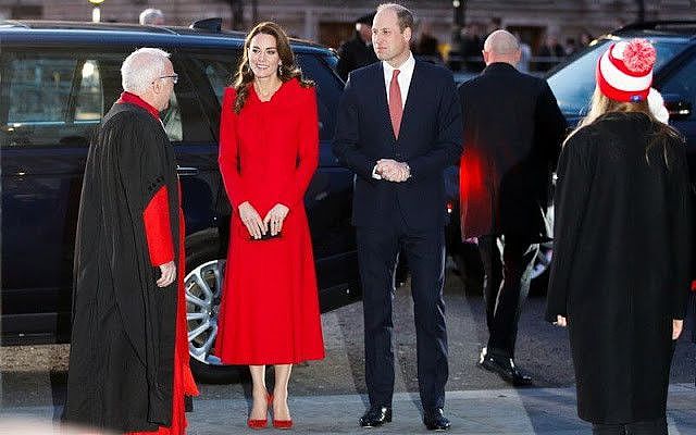 凯特王妃圣诞新造型太美啦！穿蝴蝶结红裙亮相，纤细腰身令人羡慕 - 3