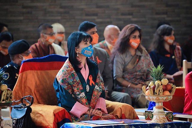 不丹王室的颜值太惊艳！58岁王母搭刺绣披肩很贵气，公主似洋娃娃 - 1