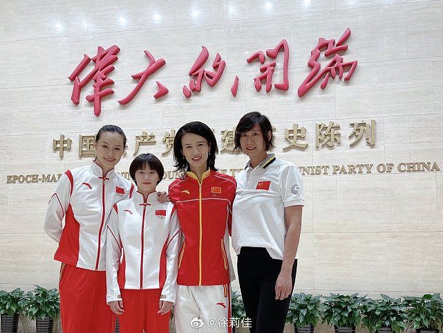 可爱!陈芋汐合影3大上海籍冠军,对方平均身高175,她1米57踩垫脚石 - 1