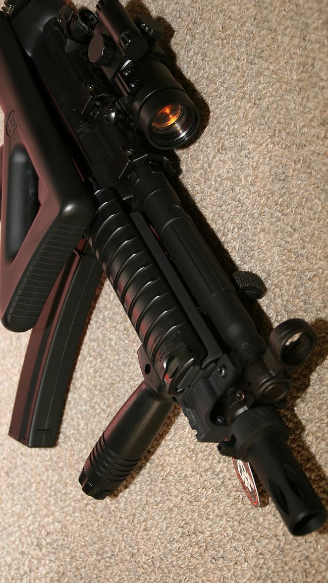 黑克勒-科赫最著名及制造量最多的枪械产品：HK MP5 - 4