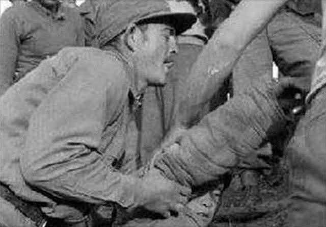 志愿军意志有多坚定？美军记者拍到一个坚守坑道被硬拖出的小战士 - 5
