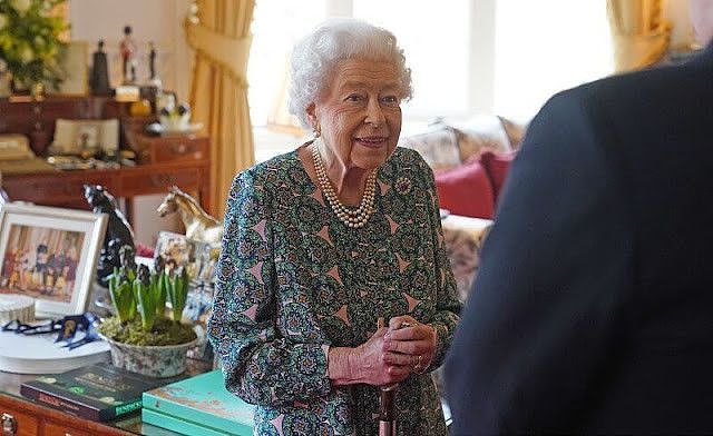 95岁英女王首次承认老了！穿碎花裙拄着拐杖亮相，瘦好多令人担忧 - 2